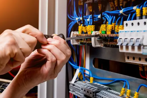 Elettricista pronto intervento, come contattarlo