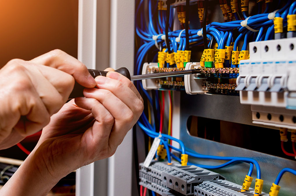 Elettricista pronto intervento, come contattarlo