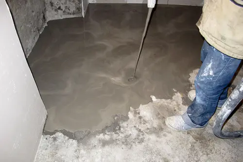 Come fare a stendere il cemento autolivellante