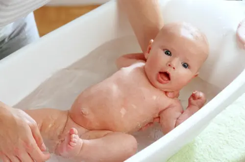 Come fare a pulire le orecchie, gli occhi e il naso dei neonati