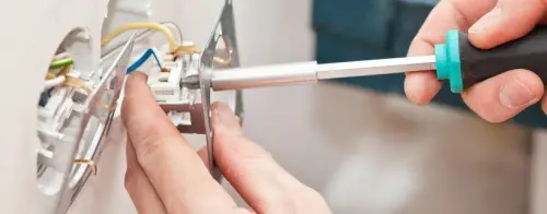 Come fare a sostituire una presa elettrica a parete