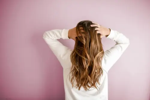 Capelli sani ogni giorno: le abitudini che fanno davvero la differenza
