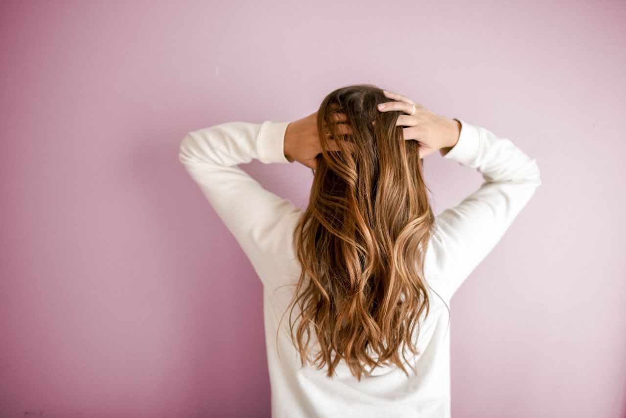 Capelli sani ogni giorno: le abitudini che fanno davvero la differenza
