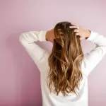 Capelli sani ogni giorno: le abitudini che fanno davvero la differenza